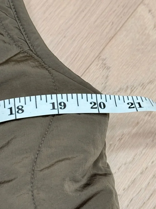 Varley Covey Sherpa Reversible Quilt Gilet in Brown - Picture 8 of 10